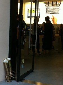 Fiori davanti al Mac Store