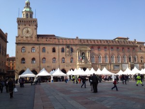 Piazza Maggiore e gli assaggi della Tavola Planetaria.