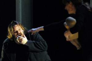Giuseppe Battiston veste i panni sanguinari di Macbeth all’Arena del Sole