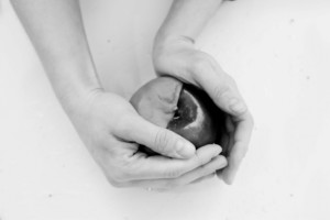 Essere o non essere…mela da Oltredimore tra dubbio amletico e ricerca di consapevolezza