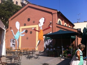 Mercato della terra nel cortile del Centro Costa, Cinema Ritrovato live in piazzetta Pasolini