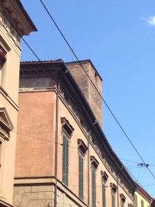Bologna_ stradamaggioreTorredietromuseomusica