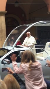 L’arrivo di Papa Francesco sotto le Due Torri