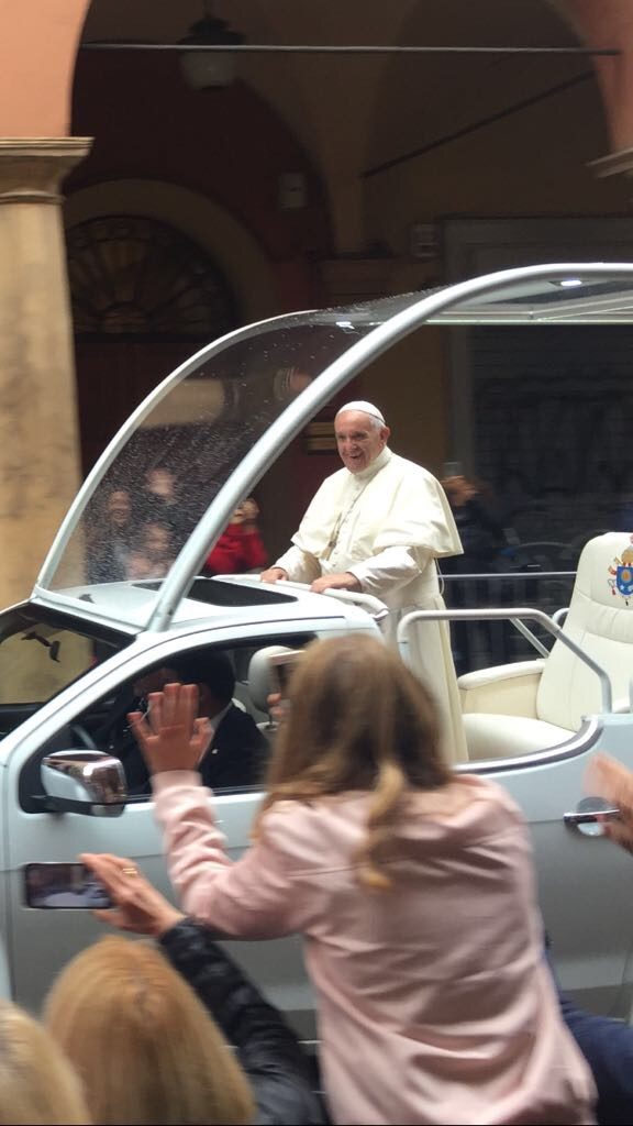 Papa Francesco verso Piazza Maggiore a Bologna accolto dai fedeli - Foto di Giovanna Fiorentini