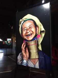 Una testa un volto. Steve McCurry a palazzo d’Accursio