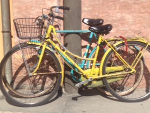 Nuova vita per i “ravaldoni”, le biciclette abbandonate in strada: online l’avviso pubblico che cerca proposte per un riuso inclusivo