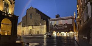 Bologna all’alba con meditazione e passeggiata con Anna Brini per scoprire gli aneddoti di Bologna.