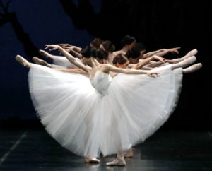 GISELLE CON IL CORPO DI BALLO DEL TEATRO ALLA SCALA INAUGURA LA STAGIONE DI DANZA DEL COMUNALE DI BOLOGNA 