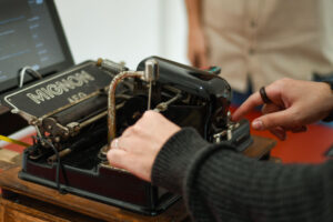 L’arte svela potenzialità e limiti dell’IA: in scena all’Alma Mater la mostra Prompting the Real