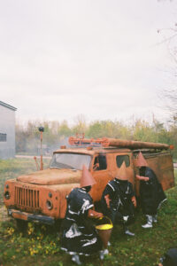 Kipras Dubauskas. Pirogenia. Folla e demoni al Mambo