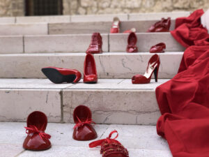 SCARPETTE ROSSE IN CERAMICA contro la violenza sulle donne