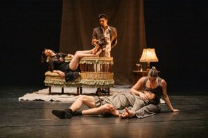 Cronaca surreale del quotidiano. Play Dead al Duse