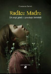 Radice Madre: il nuovo romanzo di Costanza Savini che intreccia corpi, natura e memoria