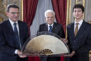 Da Bologna al Quirinale, un Ventaglio di speranza per il Presidente Mattarella, firmato da uno studente dell’Accademia di Belle Arti